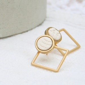 Ear jacket earring, handmade in polymer clay, ivory color piece with fern pattern cercle stud on gold stud, square piece.