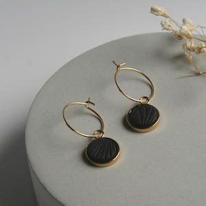 EARRING for woman in polymer clay, coral blue color and black sand with line pattern pendant on small gold plated hook.