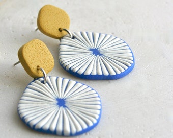 EARRING with pendant, mustard yellow polymer clay stud with flower shape acetate pendant (bleu and white).