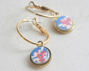 EARRING for woman in polymer clay, flower pattern on polymer clay piece, cercle shape pendant on small gold plated hook.