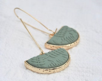 EARRING long style, gold OR silver ring, half cercle pendant shape, polymer clay pendant with fern pattern, green sage or ivory color.