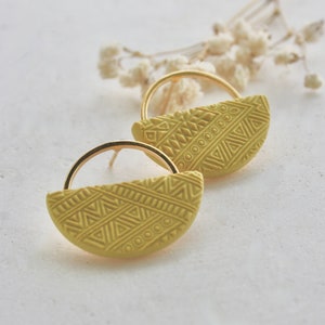 EARRING for woman, half-circle gold plated ear stud, herringbone pattern yellow mustard half cercle in polymer clay with surgical stud.