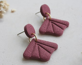 EARRING in polymer clay, beet color fan shape pendant on round stud, pattern concrete - nickel and lead free.