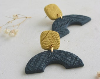 BOUCLE D'OREILLE pour femme en argile polymère, pendentif en forme d'arche bleu marin, clou d'oreille carré jaune moutarde, motif chevrons.