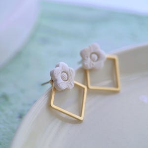 Boucles d’oreilles Ear Jacket fleurs — Argile polymère — Clous en titane — Carré or ou argent mat — Fait main