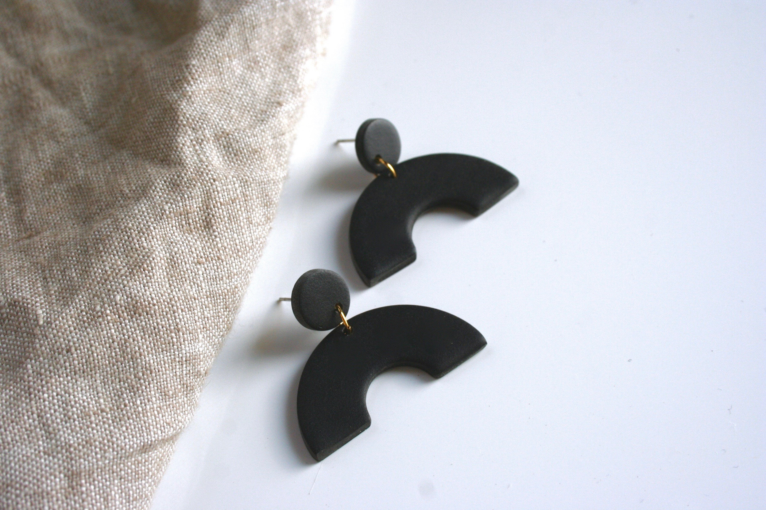 Earring for Woman in Polymer Clay, Sage Green Arch with Black Sand Pendant and Cercle Ear Stud.