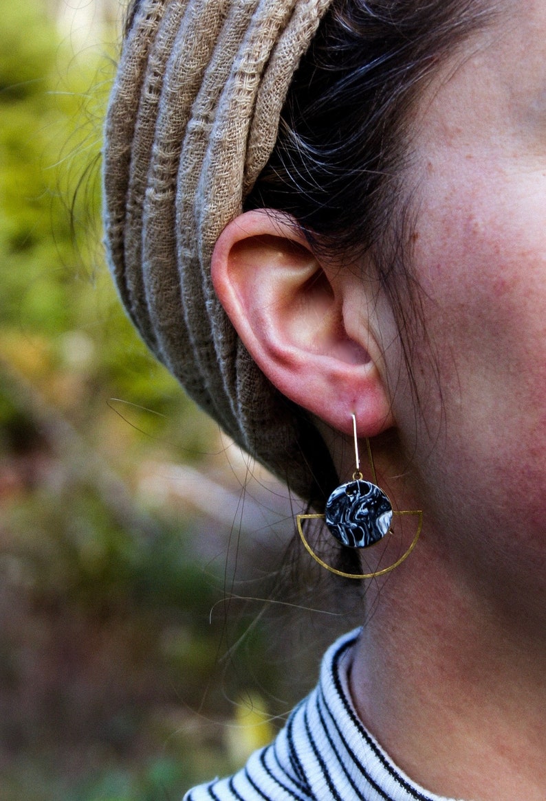 EARRING acetate boho for women, black marbre cercle acetate on half cercle with long gold plated hook. image 4