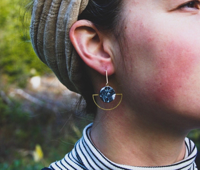 EARRING acetate boho for women, black marbre cercle acetate on half cercle with long gold plated hook. image 1