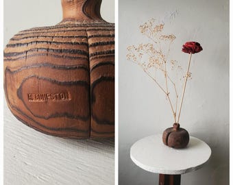 Jarrón pequeño de madera torneado a mano de R. Cumpston, estilo rústico de los años 70, con pátina de mediados de siglo. Artista de Illinois.