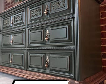 VENDIDO. NO COMPRAR. Cómoda moderna vintage pintada en verde oscuro, aparador, mueble de dormitorio, consola multimedia.