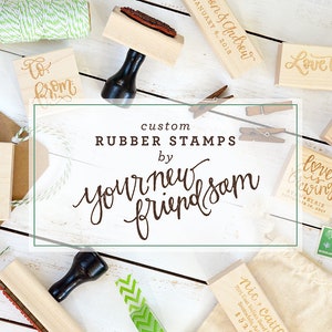 Puede incluir: Una colecci&oacute;n de sellos de goma personalizados con varios dise&ntilde;os y textos, incluyendo "Love is Brewing", "To From", "Love Unites" y "Baked with Love". Los sellos est&aacute;n hechos por "your new friend sam" y se muestran en una superficie de madera blanca.