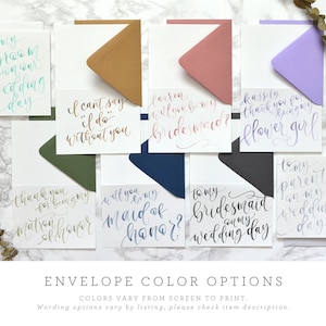 Puede incluir: Opciones de color de sobre para tarjetas de boda. Los sobres son de varios colores, incluyendo marr&oacute;n, rosa, morado, verde, azul, gris y gris claro. Las tarjetas tienen diferentes mensajes para la fiesta de bodas, como "Para mi dama de honor en mi d&iacute;a de boda" y "&iquest;Quieres ser mi dama de honor?"