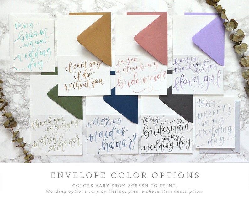 Puede incluir: Opciones de color de sobre para tarjetas de boda. Los sobres son de varios colores, incluyendo marr&oacute;n, rosa, morado, verde, azul, gris y gris claro. Las tarjetas tienen diferentes mensajes para la fiesta de bodas, como "Para mi dama de honor en mi d&iacute;a de boda" y "&iquest;Quieres ser mi dama de honor?"