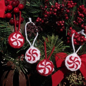 Peppermint Candy Ornament set of 4, Crocheted Peppermint Candy, Christmas Candy, Candy Gift Tags