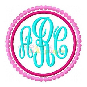 Op de afbeelding: Een monogram met de letters "RPE" in turquoiseblauw, omringd door een roze kralencirkel en een roze cirkel.