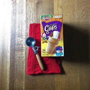 Vintage ice cream scoop w/ wooden handle