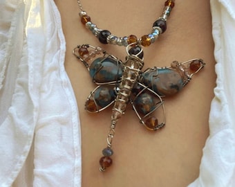 Collar vintage grande de mariposa envuelta en alambre con colgante llamativo de cuentas en tonos marrón y azul, collar artesanal.