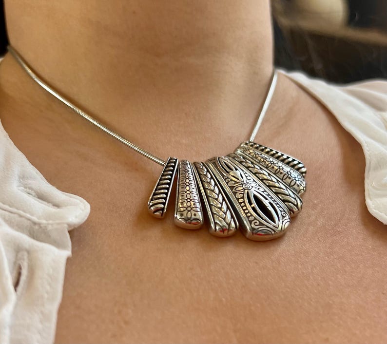 Collar con colgante de abanico de plata vintage de Brighton, cadena ajustable, detalles grabados. imagen 6