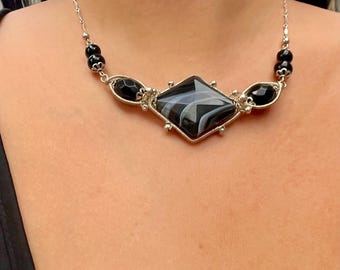 Collier vintage argenté noir avec perles acryliques, bijoux tendance, légers