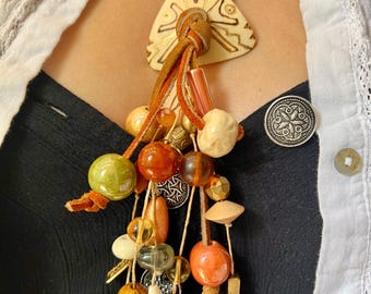 Collar con colgante triangular de madera vintage – Cordón de cuero, cuentas variadas, estilo tribal bohemio