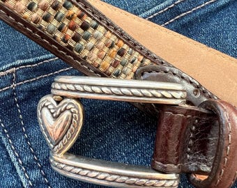 Cinto vintage Brighton em couro tweed trançado, fivela de coração prateada, estilo boho western.