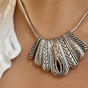 Collar con colgante de abanico de plata vintage de Brighton, cadena ajustable, detalles grabados. imagen 1