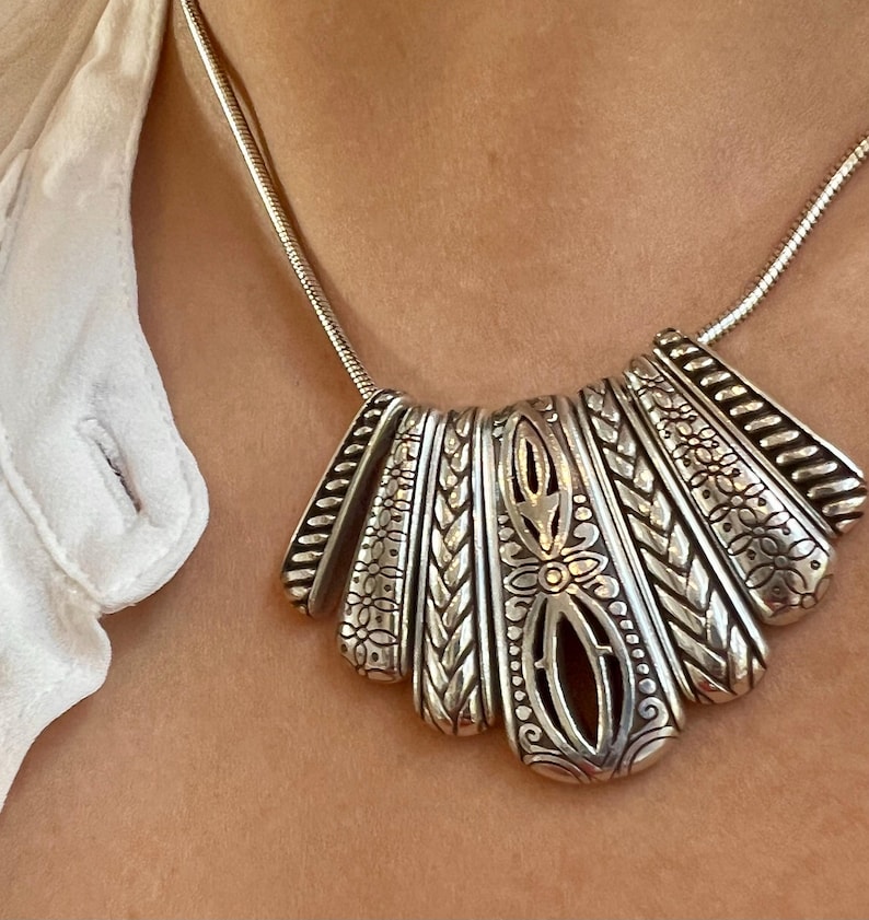 Collar con colgante de abanico de plata vintage de Brighton, cadena ajustable, detalles grabados. imagen 1