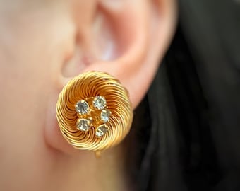 Pendientes de clip con diseño de espiral y pedrería en tono dorado vintage