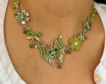 Collar vintage Y2K de mariposa y flor de esmalte verde, firmado por VCLM, con diamantes de imitación en tono plateado.