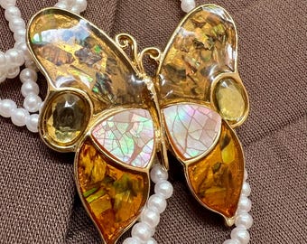 Vintage Schmetterlingsbrosche | Muschel Inlay aus Resin, rosa Bernstein, goldfarbener Statement Schmuck