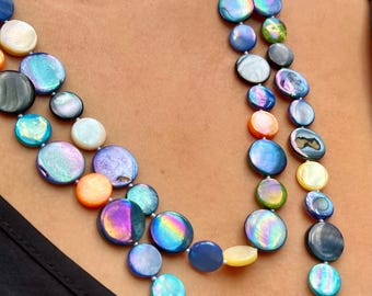 Collar largo vintage multicolor con cuentas, disco iridiscente llamativo y collar tipo lariat de varias capas.