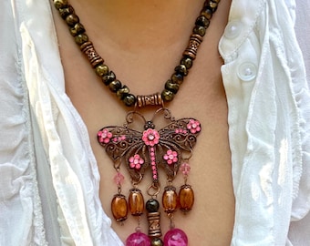 Collar vintage Y2K con colgante de mariposa y diamantes de imitación rosas, joyería boho con cuentas, ideal para festivales y fiestas rave.