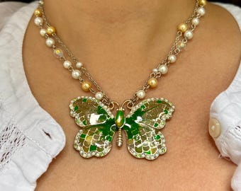 Collar vintage Y2K de mariposa de esmalte verde con múltiples cadenas, perlas y cuentas doradas, collar llamativo y ligero.