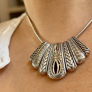 Puede incluir: Una taza de cer&aacute;mica blanca con un asa negra y el texto "But First, Coffee" en negro, con una fuente de estilo manuscrito. La taza est&aacute; sobre una superficie blanca.