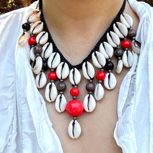 Collar llamativo de conchas de cauri vintage, estilo tribal bohemio, con cordón y cuentas, joyería playera.