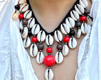Collar llamativo de conchas de cauri vintage, estilo tribal bohemio, con cordón y cuentas, joyería playera.