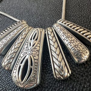 Collar con colgante de abanico de plata vintage de Brighton, cadena ajustable, detalles grabados. imagen 9