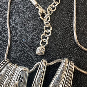 Puede incluir: Un juego de tres cuencos de cer&aacute;mica anidados en tonos azul, verde y blanco. Los cuencos presentan un esmalte moteado y un dise&ntilde;o sencillo y moderno. El cuenco m&aacute;s grande tiene aproximadamente 15 cm de di&aacute;metro.