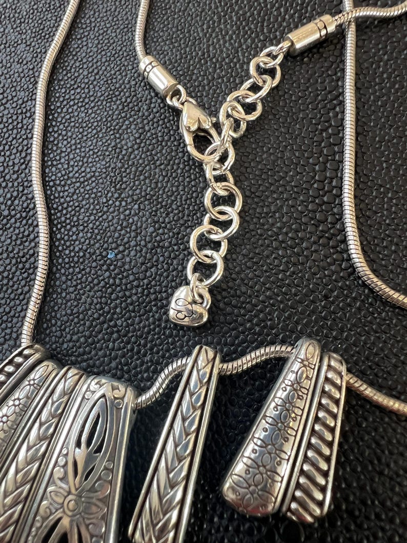 Puede incluir: Un juego de tres cuencos de cer&aacute;mica anidados en tonos azul, verde y blanco. Los cuencos presentan un esmalte moteado y un dise&ntilde;o sencillo y moderno. El cuenco m&aacute;s grande tiene aproximadamente 15 cm de di&aacute;metro.