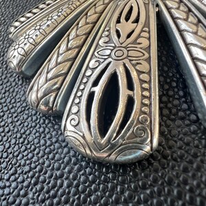 Collar con colgante de abanico de plata vintage de Brighton, cadena ajustable, detalles grabados. imagen 12