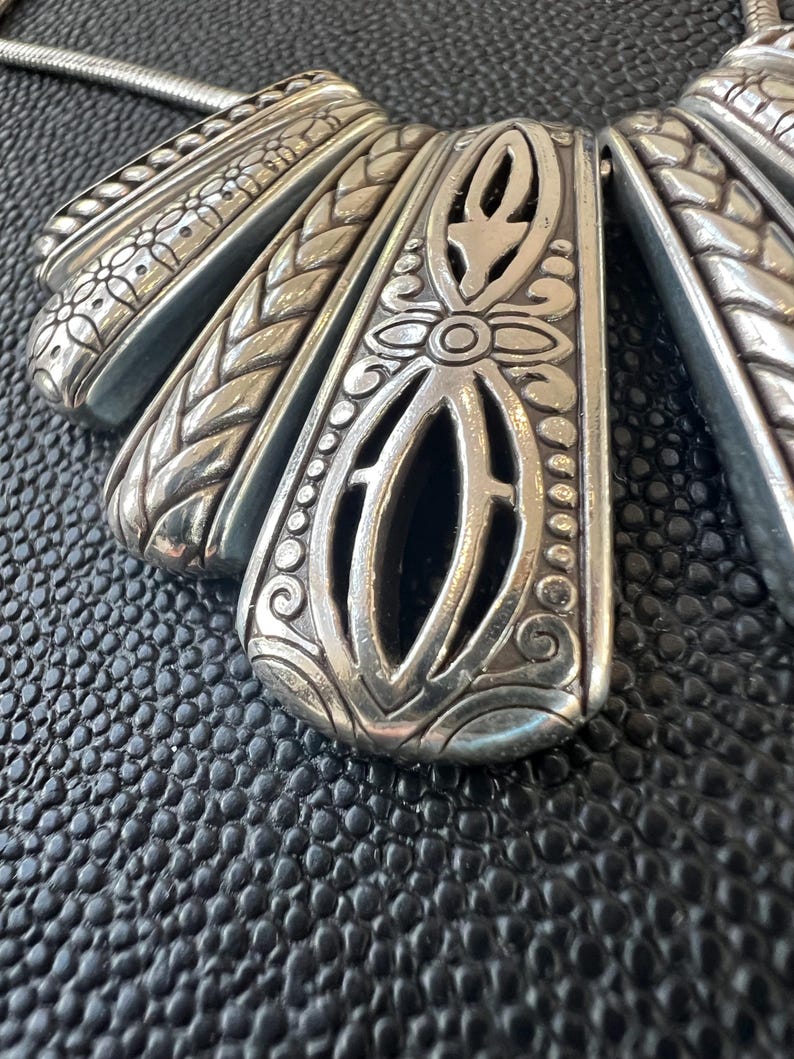 Collar con colgante de abanico de plata vintage de Brighton, cadena ajustable, detalles grabados. imagen 12