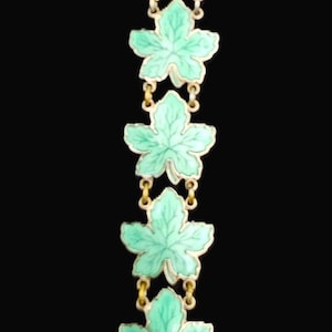 Pulsera Meka Denmark de plata de ley con esmalte verde y hojas de arce, años 50.