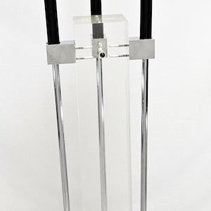 Juego de herramientas para chimenea modernista de Lucite cromado del barón Alessandro Albrizzi, c. 1960.