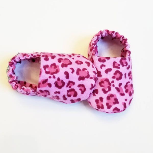 Leopard Baby Slippers, Baby Booties, Baby Gifts, Pink Baby Girl Shoes, Baby Crib Shoes, Baby Moccs, Baby Shoes, Cheetah Baby Girl Slippers