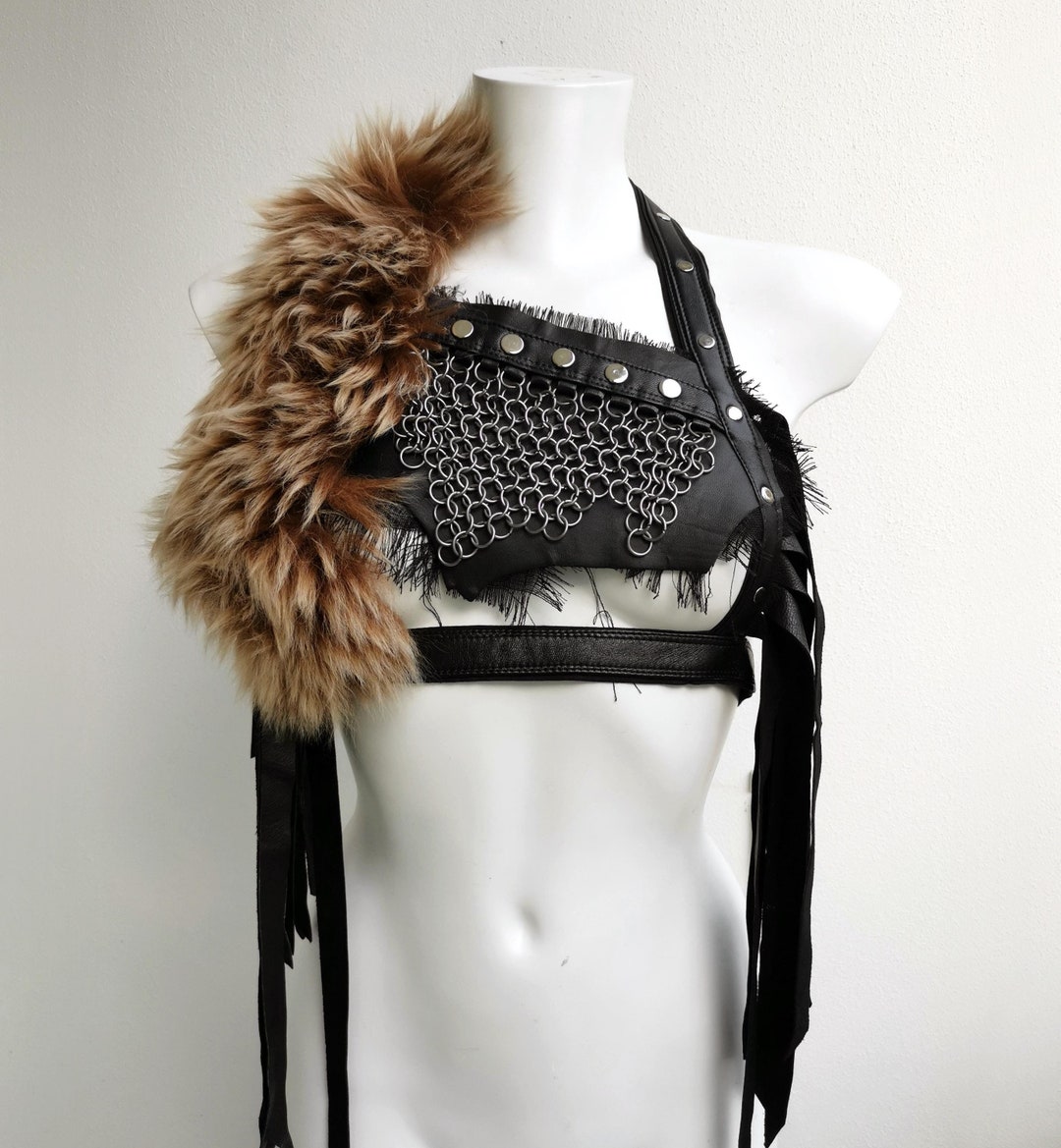 Dream Warriors black leather fringed halter/breastplate/fringe crop top. Lamb fur& chainmail. Fantasy barbarian pagan viking cosplay costume - Etsy France