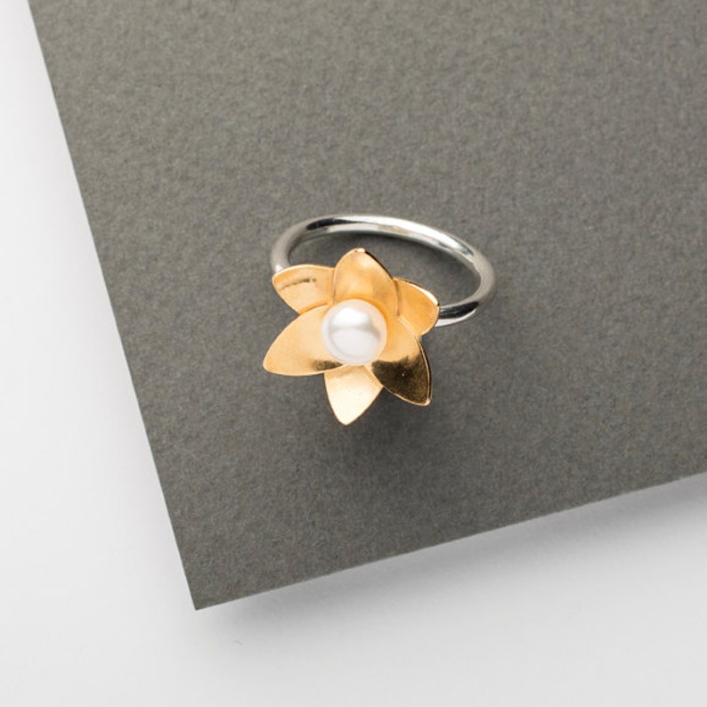 Large Daffodil Pearl Ring image 3