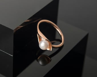 Solid Gold Calla Lily Pearl Ring