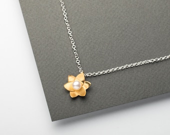 Daffodil Pearl Pendant Large Gold