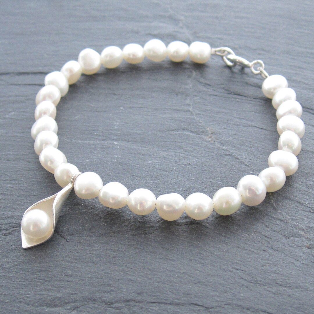 Calla Lily Pearl Bracelet - Etsy