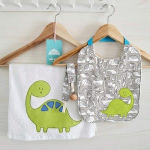 Set asilo dinosauro, asciugamano personalizzato e bavaglino con elastico